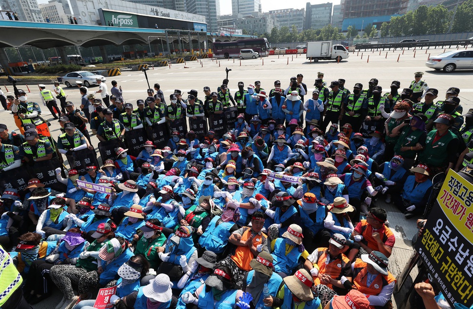 한국도로공사에 직접고용을 요구하며 시위를 이어온 요금수납원 노조원들이 4일 오전 경기도 성남시 경부고속도로 부산 방향 서울 톨게이트(TG) 진·출입로 일부를 점거하고 농성을 하고 있다. 성남/연합뉴스