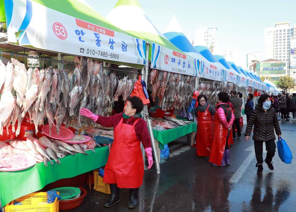 울산 농수산물도매시장 수산소매동이 불에 타버린 뒤 점포를 잃은 상인들은 울산시가 근처에 천막을 쳐서 마련한 임시영업장에서 영업을 계속해왔다. 울산시 제공