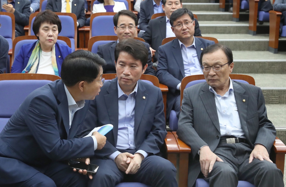 4일 오전 교섭단체 대표연설이 끝난 뒤 국회에서 열린 더불어민주당 의원총회에서 이해찬 대표(앞줄 오른쪽부터), 이인영 원내대표, 조정식 정책위의장이 이야기하고 있다. 강창광 기자 chang@hani.co.kr