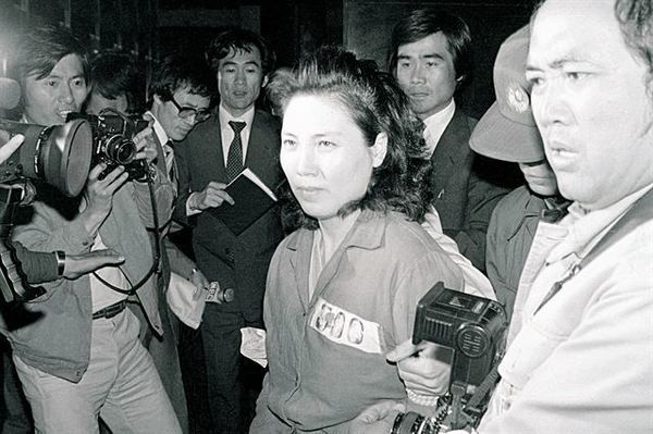 전두환의 처삼촌 이규광의 처제로 사채시장을 주무른 ‘큰손’ 장영자가 1982년 5월 첫 공판에 모습을 드러냈다. 자료사진