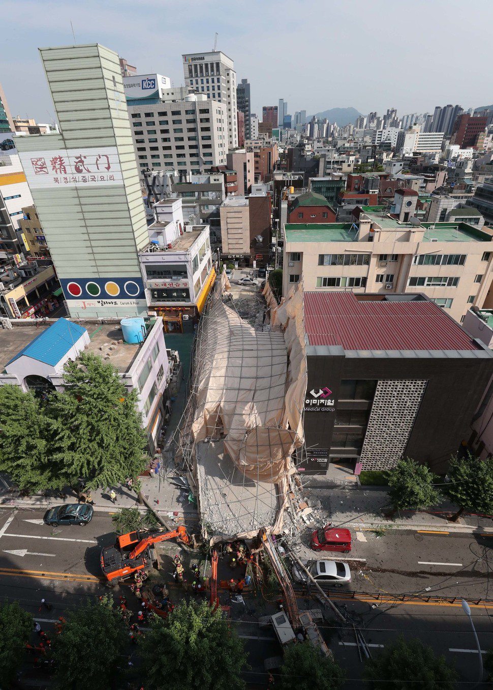 4일 오후 서울 서초구 잠원동에서 철거 작업 중이던 건물의 외벽이 무너져 소방대원들이 인명 수색작업을 벌이고 있다. 박종식 기자