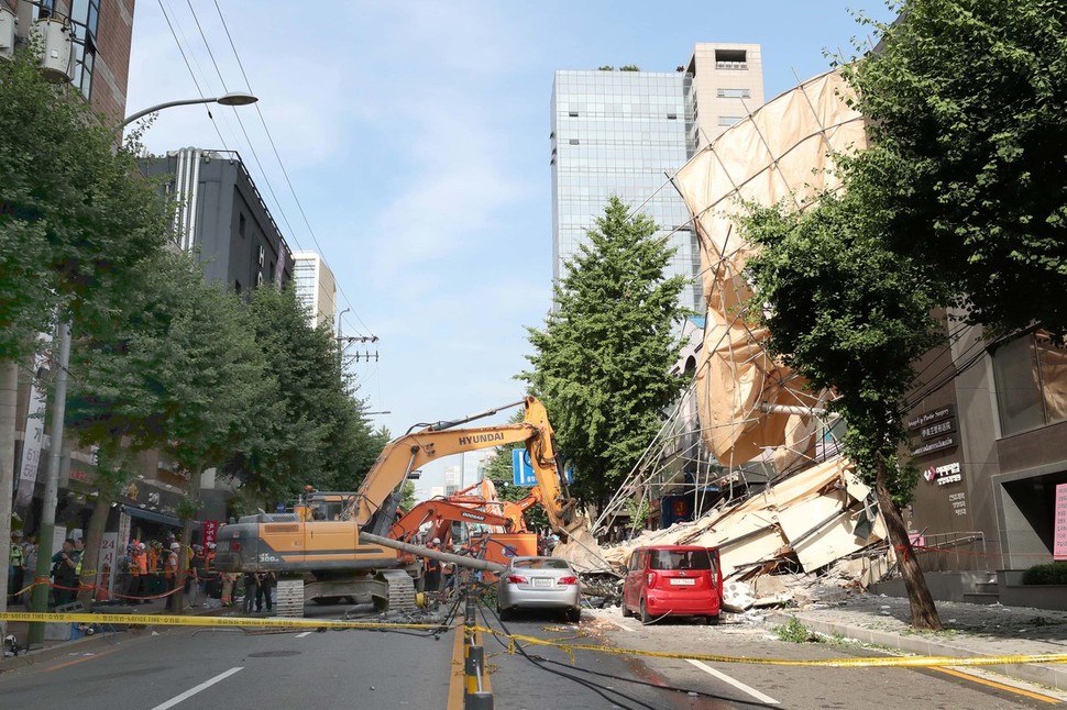 4일 오후 서울 서초구 잠원동에서 철거 작업 중이던 건물의 외벽이 무너져 소방대원들이 인명 수색작업을 벌이고 있다. 박종식 기자