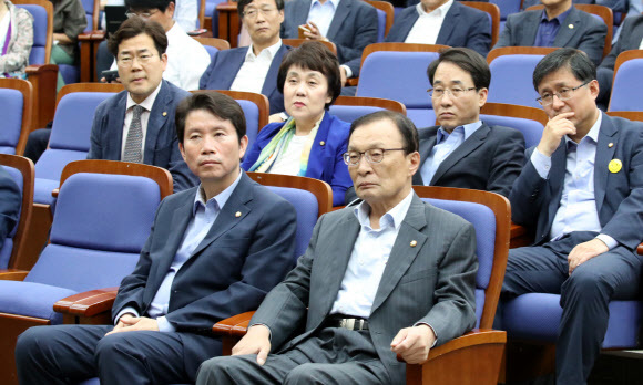 더불어민주당 이해찬 대표와 이인영 원내대표가 4일 국회에서 열린 의원총회에 참석했다. 연합뉴스