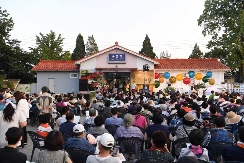 6일 저녁 경북 예천 용궁역 마당을 가득 메운 시민들이 안도현 시인의 강연을 듣고 있다. 경상북도 제공