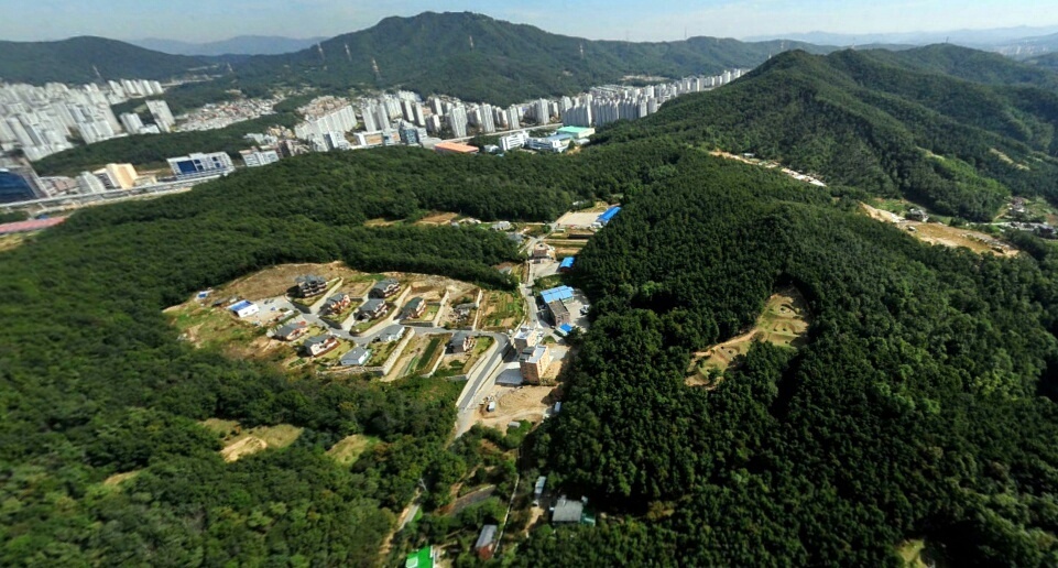 용인시 기흥구 상하동 산등성이에 타운하우스가 들어서기 시작할 당시의 모습. 용인시 난개발 조사특위 제공