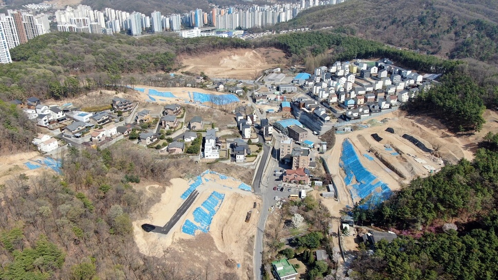 지난 4월 용인시 기흥구 상하동 산등성이에서 타운하우스 개발이 한창 진행 중인 모습. 용인시 난개발 조사특위 제공