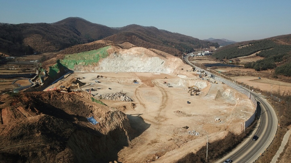 지난 1월 용인시 처인구 남사면의 모습. 물류창고 건축을 위한 공사가 진행되면서 산자락이 잘려나갔다. 용인시 난개발 조사특위 제공