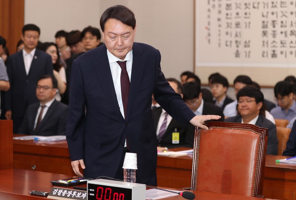 윤석열 검찰총장 후보자가 8일 오전 인사청문회가 열릴 국회 법제사법위원회에 참석해 자리에 앉고 있다. 신소영 기자 viator@hani.co.kr