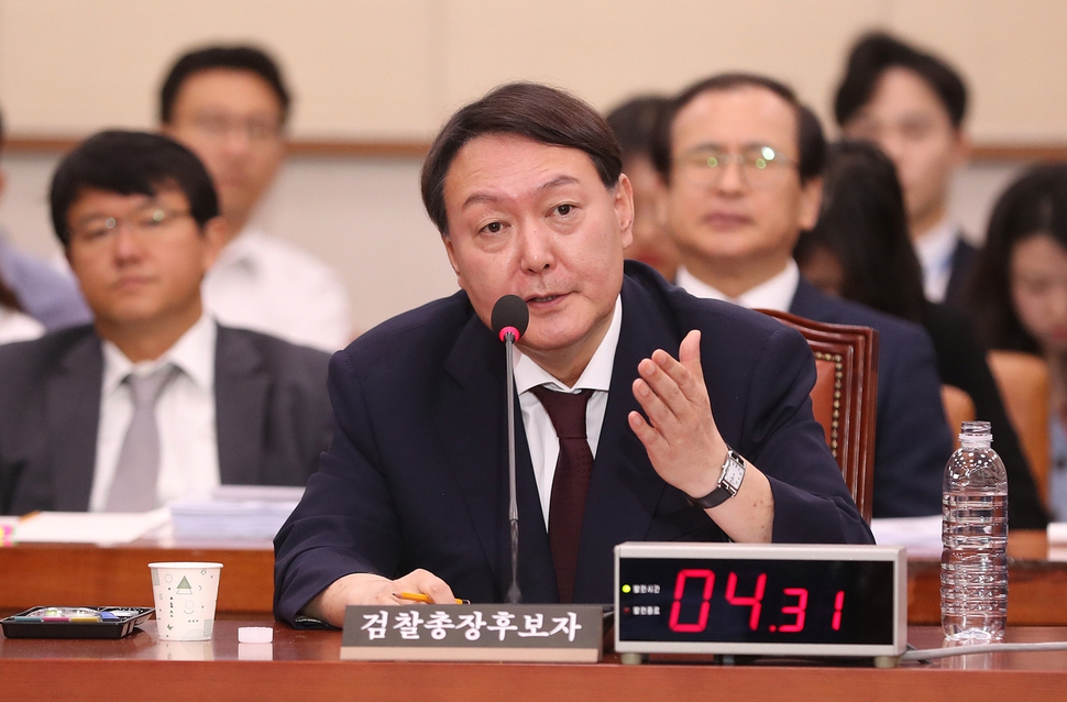 윤석열 검찰총장 후보자가 8일 오전 국회 법제사법위원회에서 열린 인사청문회에서 의원들의 질의에 답하고 있다. 신소영 기자 viator@hani.co.kr