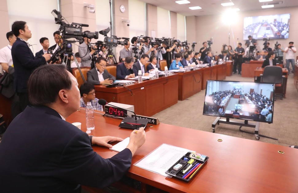 윤석열 검찰총장 후보자가 8일 국회 법제사법위원회에서 열린 인사청문회에서 의원들의 질의에 답하고 있다. 신소영 기자 viator@hani.co.kr