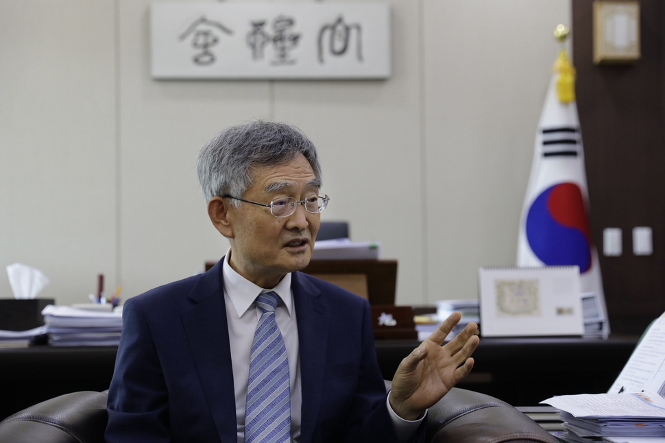 안병욱 한국학중앙연구원 원장이 5일 오전 경기 성남 분당구 운중동 연구원 원장실에서 <한겨레>와 인터뷰를 하고 있다. 안 원장의 뒤에는 영조가 쓴 '自醒舍(스스로 깨우치는 곳)'라는 글씨가 걸려 있다. 영조는 자신을 스스로 자성옹(自醒翁)이라 부르며, 이를 자신이 머무는 건물의 이름으로 사용했다. 성남/김명진 기자 littleprince@hani.co.kr