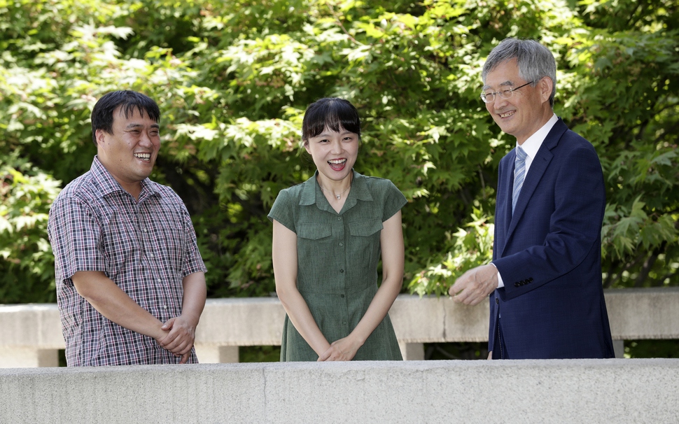 안병욱 한국학중앙연구원 원장(맨 오른쪽)이 5일 오전 경기 성남 분당구 운중동 연구원에서 ‘신집현전 태학사' 과정에 선정된 소순규(왼쪽), 최윤지 박사와 대화를 하고 있다. 성남/김명진 기자 littleprince@hani.co.kr