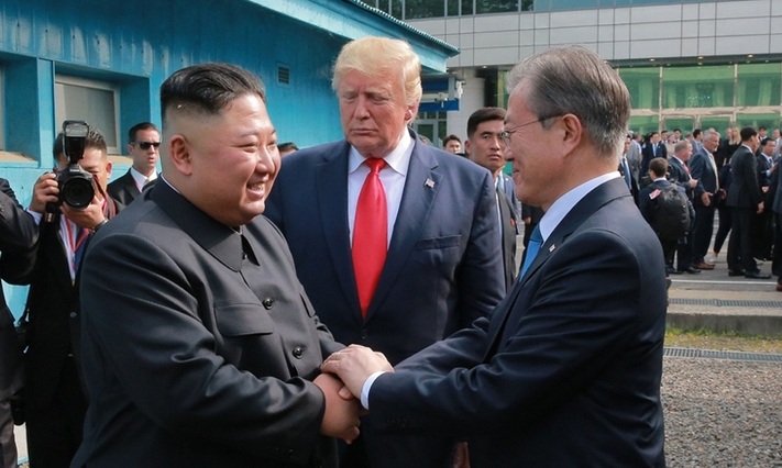 “트럼프, 지지도 최고치…양자대결선 바이든에 두 자릿수 밀려”