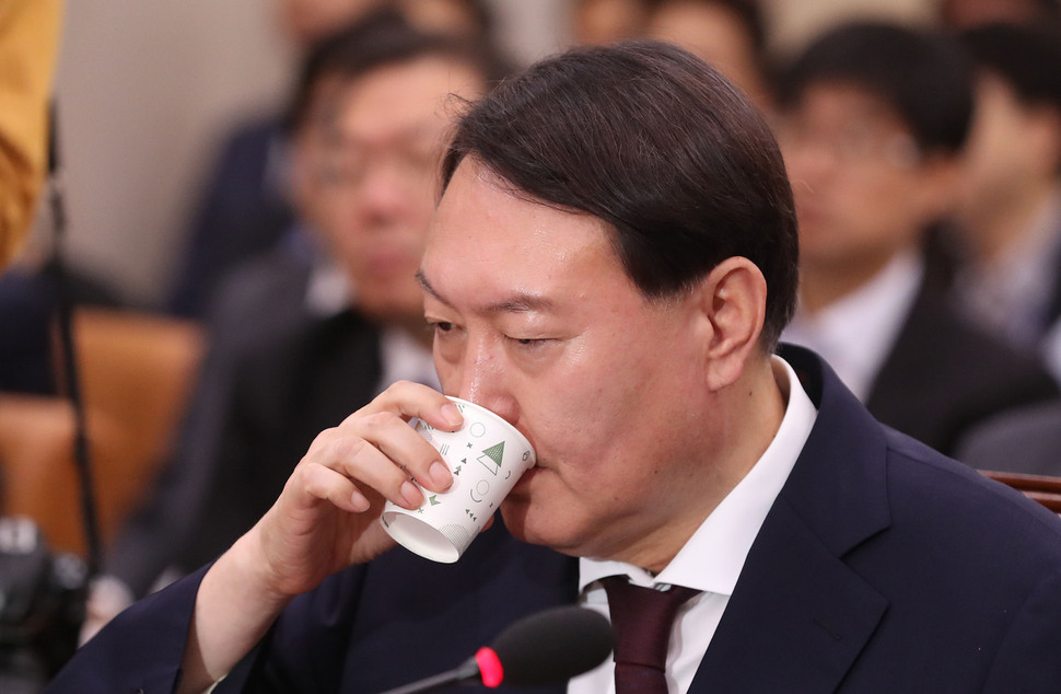 윤석열 검찰총장 후보자가 8일 오전 국회 법제사법위원회에서 열린 인사청문회에서 의원들의 질의를 들으며 물을 마시고 있다. 신소영 기자 viator@hani.co.kr