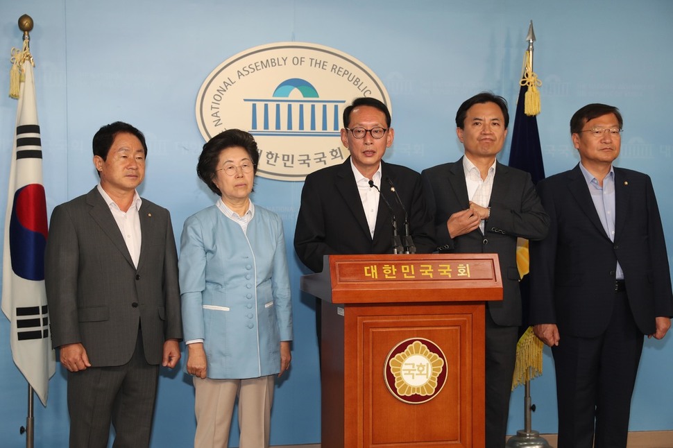 국회 법제사법위원회 자유한국당 위원들이 9일 오전 국회 정론관에서 윤석열 검찰총장 후보자의 자진사퇴를 요구하는 기자회견을 하고 있다. 왼쪽부터 주광덕, 이은재, 김도읍 간사, 김진태, 정점식 의원. 강창광 기자 chang@hani.co.kr