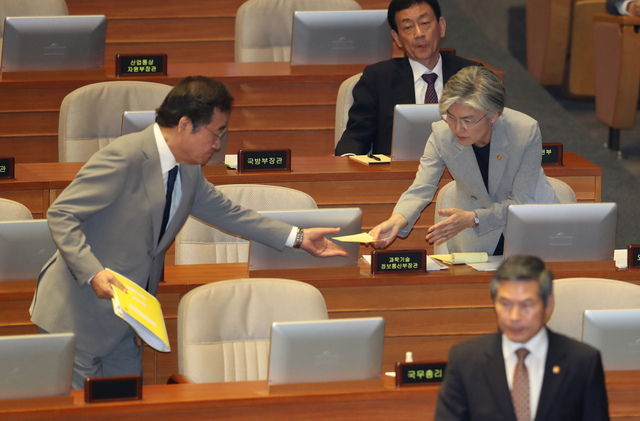 이낙연 국무총리(왼쪽)가 9일 오후 국회 본회의장에서 열린 정치·외교·안보·통일 분야 대정부질문에서 답변 뒤 자리로 와 강경화 외교부 장관이 건네는 메모지를 받고 있다. 강창광 기자 chang@hani.co.kr