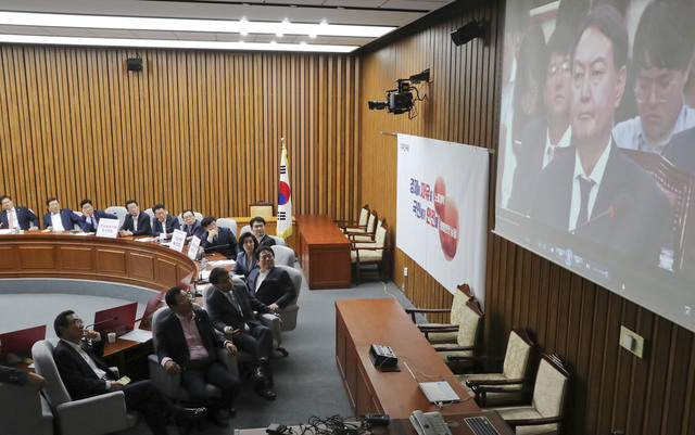 9일 국회에서 열린 자유한국당 원내대책회의에서 나경원 원내대표 등 참석자들이 윤석열 검찰총장 후보자와 관련한 <뉴스타파> 보도 영상을 보고 있다. 연합뉴스