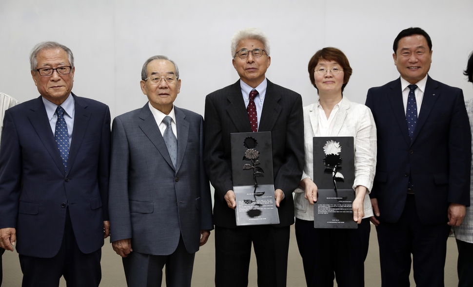 9일 낮 서울 마포구 공덕동 한겨레신문사에서 열린 한겨레통일문화상시상식이 끝난 뒤 수상자들과 참석자들이 기념사진을 찍고 있다. 왼쪽부터 정세현 한겨레통일문화재단 이사장, 임동원 전 통일부 장관, 이재봉 원광대학교 교수(수상자), 김미정 어린이의약품지원본부 이사장(수상자), 류종열 심사위원장. 김명진 기자 littleprince@hani.co.kr