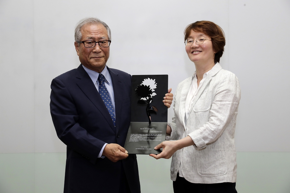 정세현 한겨레통일문화재단 이사장과 김미정 어린이의약품지원본부 이사장이 9일 낮 서울 마포구 공덕동 한겨레신문사에서 열린 한겨레통일문화상시상식에서 시상을 마친 뒤 기념사진을 찍고 있다. 김명진 기자 littleprince@hani.co.kr