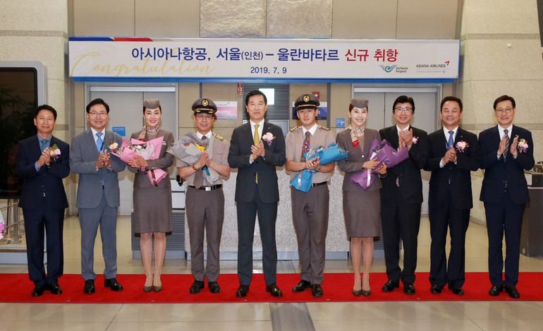 9일 인천국제공항 제1여객터미널에서 열린 아시아나항공 울란바토르 취항식에 참석한 한창수 아시아나항공 사장(왼쪽 다섯 번째)과 임직원들이 기념촬영을 하고 있다. 아시아나항공 제공