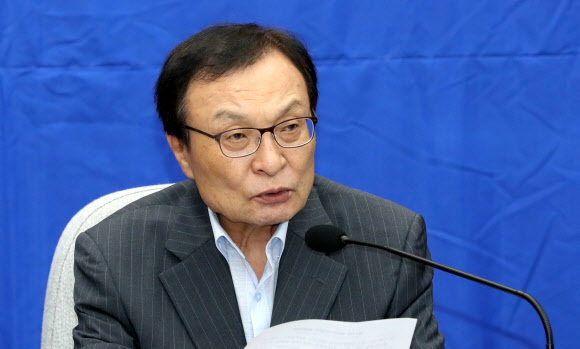 이해찬 대표가 10일 오전 국회에서 열린 확대간부회의에서 발언하고 있다. 연합뉴스