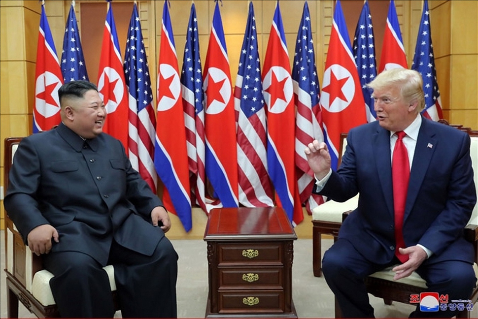 김정은 북한 국무위원장과 도널드 트럼프 미국 대통령이 6월30일 판문점 자유의 집에서 밝은 표정으로 이야기하고 있다. <조선중앙통신> 연합뉴스