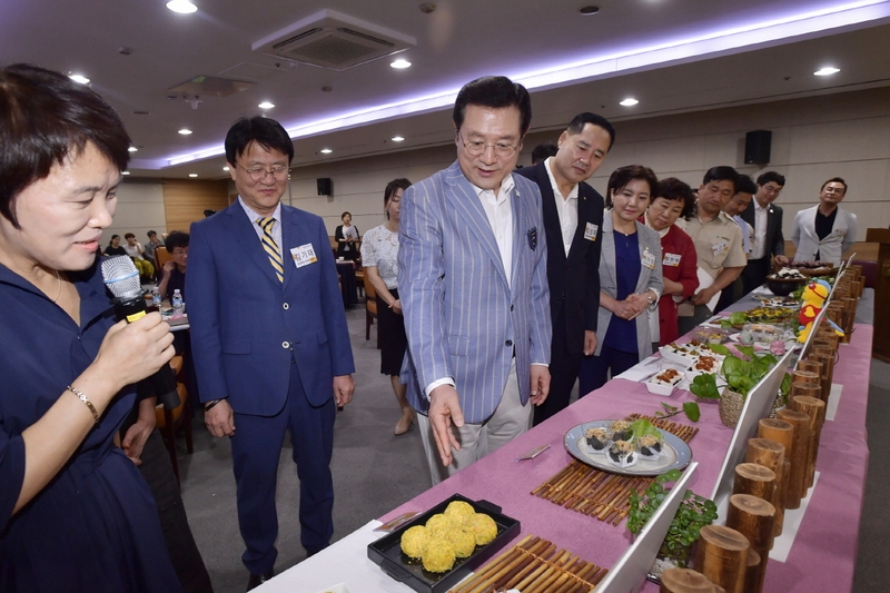 광주광역시와 (사)한국조리사협회중앙회 광주전남지회는 8일 시청 소회의실에서 ‘광주주먹밥 전문가 레시피 품평회’를 열었다. 광주광역시 제공