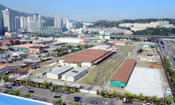 부산 남구 문현동 방향에서 바라본 미군 55보급창 모습. <한겨레> 자료 사진