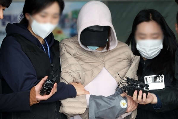 마약 투약 혐의를 받는 황하나(31) 씨가 지난 5월6일 오후 영장실질심사를 위해 경기도 수원시 수원남부경찰서를 나서고 있다. 연합뉴스