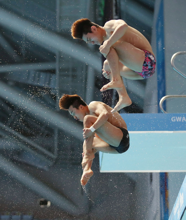 한국 다이빙의 간판 우하람(왼쪽)과 김영남이 10일 2019 광주세계수영대회 주경기장인 남부대학교 국제수영장에서 훈련하고 있다. 광주/연합뉴스
