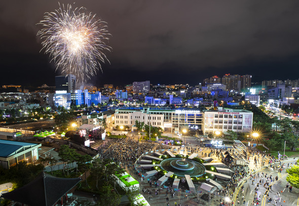 2019광주세계수영대회 개막을 하루 앞둔 11일 오후 광주 5·18민주광장에서 열린 2019광주FINA세계수영선수권대회 전야축하콘서트가 끝난 후 축포가 터지고 있다. 광주/연합뉴스