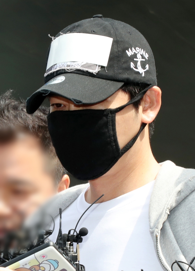외주 스태프 여성 2명에 대한 준강간 혐의로 긴급체포된 배우 강지환씨가 12일 오전 구속 전 피의자심문(영장실질심사) 출석을 위해 경기도 성남시 분당경찰서를 나와 호송차량으로 향하고 있다. 연합뉴스