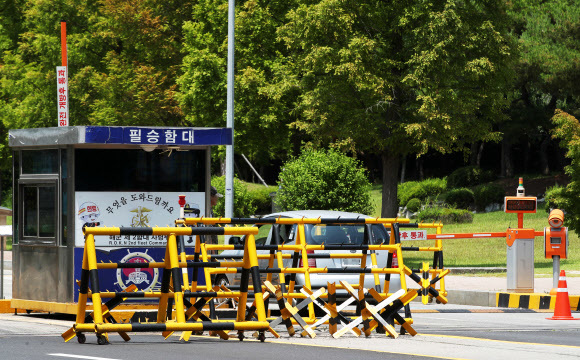 지난 4일 경기 평택에 있는 해군 2함대사령부 영내에서 정체불명의 거동수상자가발견되고, 장교가 병사에게 거짓자수를 종용한 사실이 드러나 군당국이 조사에 들어갔다. 12일 오후 2함대사령부 정문 모습. 연합뉴스