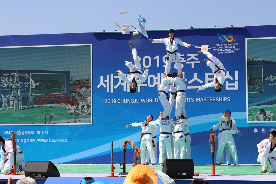 서울 광화문에서 2019 충주세계무예마스터십 대회를 홍보하는 태권 시범이 열리고 있다. 충주세계무예마스터십 조직위원회 제공
