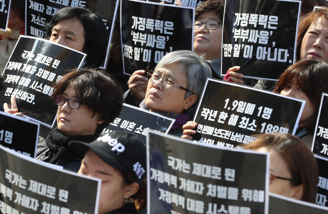 지난해 10월29일 서울 종로구 세종문화회관 계단에서 열린 ‘국가의 가정폭력 대응 강력 규탄 기자회견’ 참석자들이 국가의 가정폭력에 대한 강력 대응을 촉구하는 손팻말을 들고 있다. 당시 서울 강서구의 아파트 주차장에서 한 여성이 이혼한 전 남편에게 흉기로 찔려 사망한 사건이 발생했다. 이 여성은 경찰 신고는 물론 여섯 번의 이사와 휴대전화 번호 변경 등으로 가해자 접근을 차단하려고 노력했으나 결국 살해당했다. 신소영 기자 viator@hani.co.kr