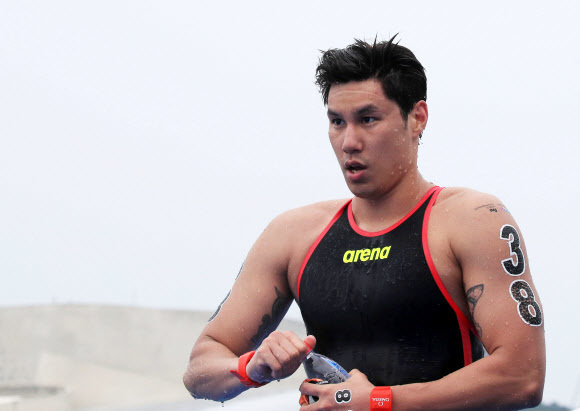 백승호가 13일 오픈워터 5km 경주를 마치고 이동하고 있다. 여수/연합뉴스