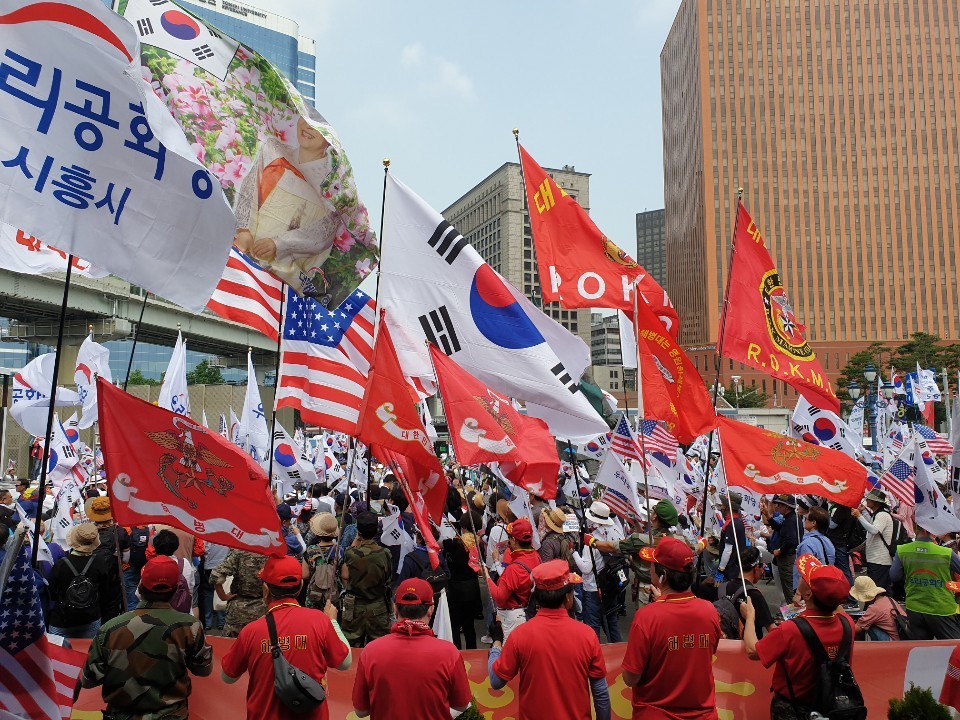 13일 서울역 광장에서 시작한 제133차 태극기집회에서 참가자들이 태극기를 비롯한 깃발을 흔들고 있다.