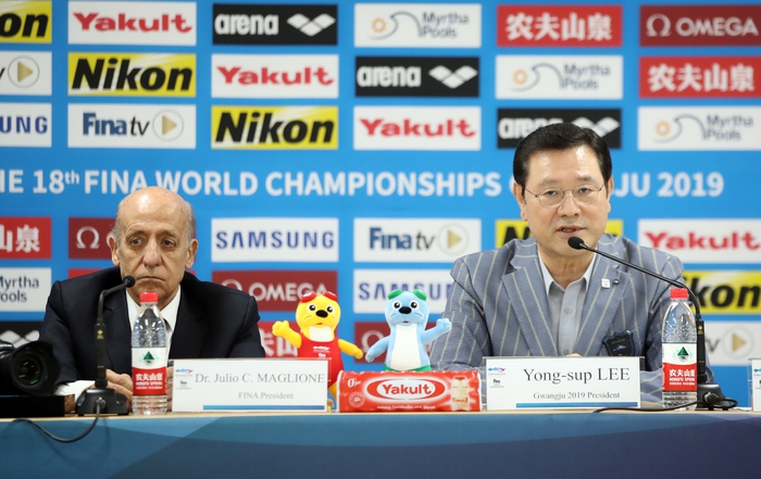 훌리오 마글리오네 국제수영연맹(FINA) 회장과 이용섭 광주세계수영선수권대회 조직위원장이 14일 남부대 메인프레스센터에서 열린 기자회견에서 취재진의 질문에 답하고 있다. 광주/연합뉴스