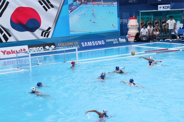 대한민국 여자수구의 시작 14일 오후 광주 광산구 남부대학교 수구경기장에서 열린 2019광주세계수영선수권대회 수구 여자부 조별리그 B조 1차전 한국과 헝가리의 경기가 진행되고 있다. 광주/연합뉴스 대한민국 여자수구의 시작 14일 오후 광주 광산구 남부대학교 수구경기장에서 열린 2019광주세계수영선수권대회 수구 여자부 조별리그 B조 1차전 한국과 헝가리의 경기가 진행되고 있다. 광주/연합뉴스