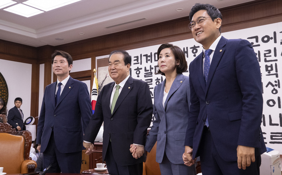 문희상 국회의장이 15일 국회에서 교섭단체 원내대표들과 회동을 갖고 있다. 이인영 더불어민주당 원내대표(왼쪽부터), 문 의장, 나경원 자유한국당 원내대표, 오신환 바른미래당 원내대표. 사진공동취재단