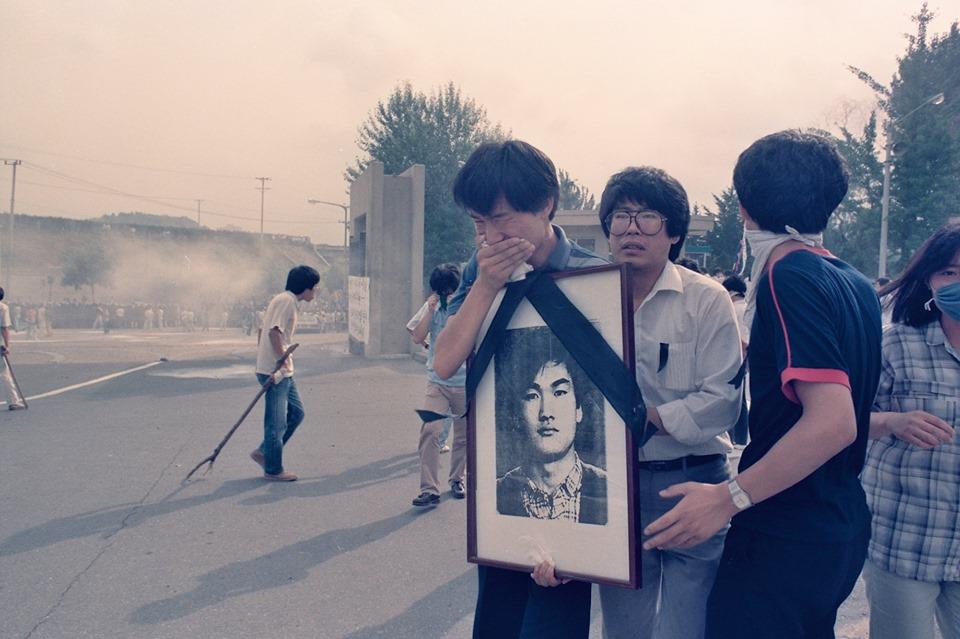 1987년 6월 군사정권에 항거하는 시위 도중 경찰이 쏜 최루탄에 맞아 쓰러진 연세대생 고 이한열 열사의 장례식 전후 상황이 당시 서울에서 근무하던 외신기자의 카메라에 담겼다가 국내에 처음 공개됐다. 14일 이한열기념사업회에 따르면 언론인 출신 주리시 대만정치대 한국어과 교수는 이 열사가 숨진 1987년 7월 5일부터 장례식이 열린 9일까지 시위 등을 촬영한 사진 등 약 300장을 CD에 담아 지난 5일 기념사업회에 보냈다. 사진은 1987년 7월8일 시위에 참가한 우상호 의원 등 당시 학생들. 주리시 교수 촬영·이한열기념사업회 제공