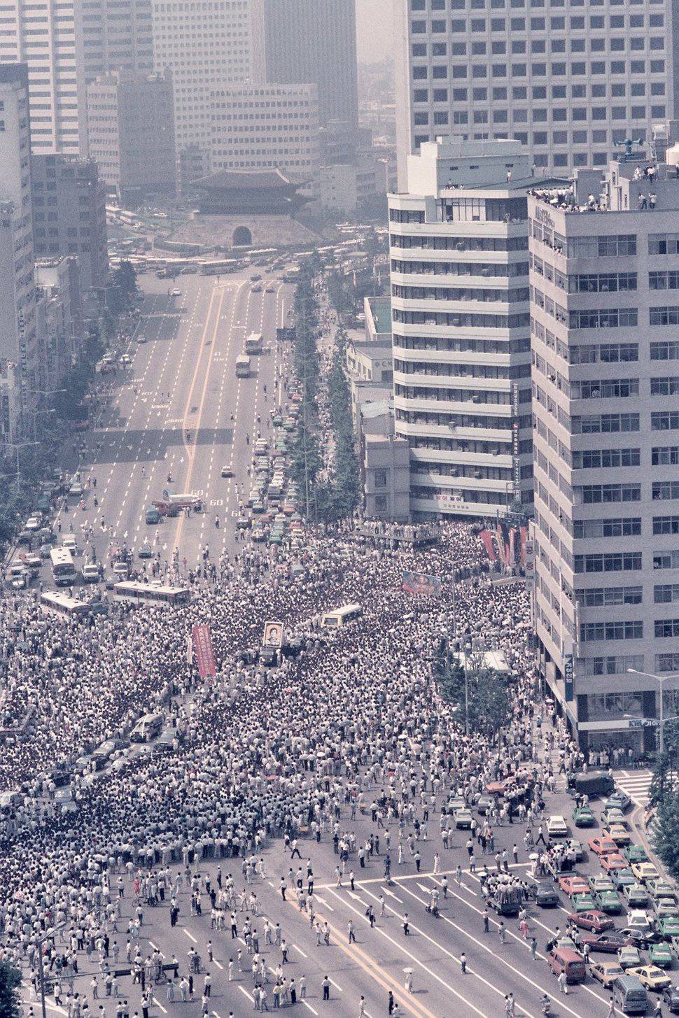 1987년 6월 군사정권에 항거하는 시위 도중 경찰이 쏜 최루탄에 맞아 쓰러진 연세대생 고 이한열 열사의 장례식 전후 상황이 당시 서울에서 근무하던 외신기자의 카메라에 담겼다가 국내에 처음 공개됐다. 14일 이한열기념사업회에 따르면 언론인 출신 주리시 대만정치대 한국어과 교수는 이 열사가 숨진 1987년 7월 5일부터 장례식이 열린 9일까지 시위 등을 촬영한 사진 등 약 300장을 CD에 담아 지난 5일 기념사업회에 보냈다. 사진은 1987년 7월9일 서울시청 광장 인근에서 고 이한열의 장례행렬을 뒤따르는 학생들과 시민들의 인파. 주리시 교수 촬영·이한열기념사업회 페이스북 갈무리