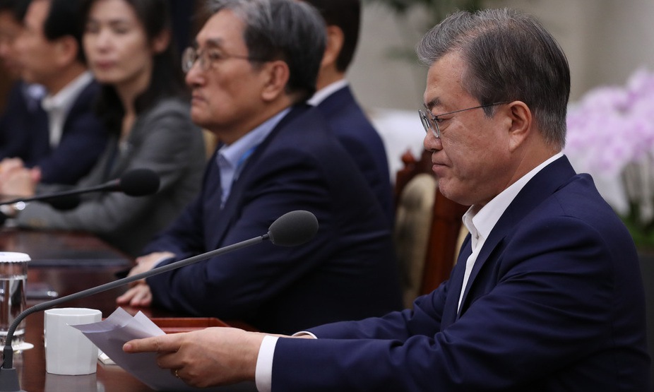 문 대통령, 수출규제에 “결국 일본 경제 더 큰 피해 갈 것” 경고