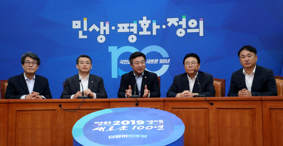 여야 5당 사무총장들이 16일 오전 국회에서 청와대와 5당 대표 회동 의제 및 일정 확정을 위해 만나고 있다. 왼쪽부터 민주평화당 김광수, 바른미래당 임재훈, 더불어민주당 윤호중, 자유한국당 박맹우, 정의당 권태홍 사무총장. 연합뉴스