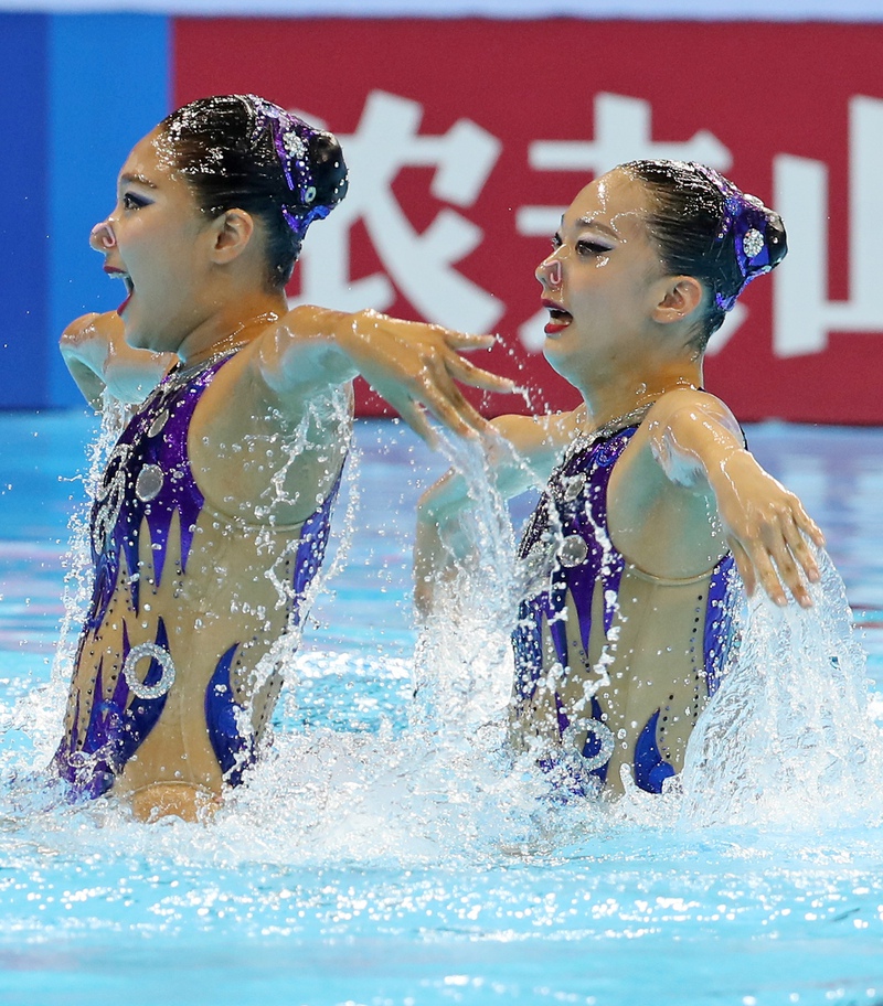 한국 아티스틱 수영대표팀의 백서연과 구예모가 16일 열린 2019 광주세계수영선수권대회 듀엣 프리 예선에서 열연하고 있다. 광주/연합뉴스
