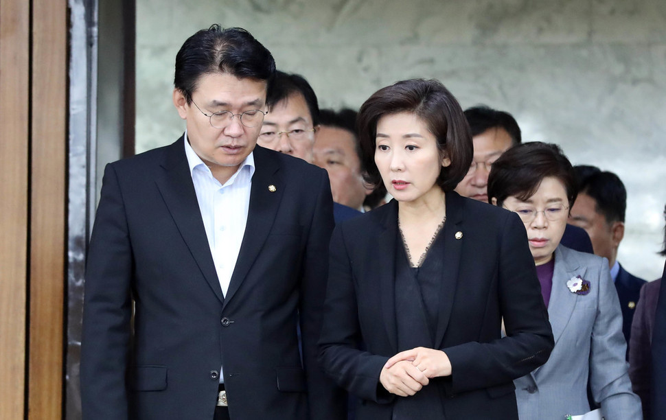 나경원 자유한국당 원내대표가 16일 오전 국회에서 열린 원내대책회의에 참석하고 있다. 김경호 선임기자 jijae@hani.co.kr