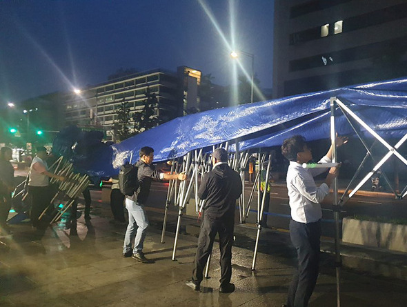 우리공화당 광화문천막 자진 철거광화문광장에 불법 설치된 우리공화당 천막에 대한 행정대집행이 예정된 16일 새벽 당 관계자들이 천막을 자진 철거하고 있다.  연합뉴스