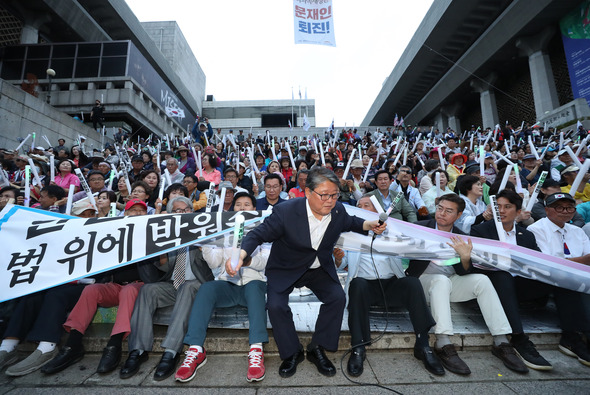 집회 참석한 조원진 대표광화문광장에 불법 설치된 우리공화당 천막에 대한 행정대집행이 예정된 16일 조원진 공동대표가 세종문화회관 앞에서 집회를 벌이고 있다. 연합뉴스