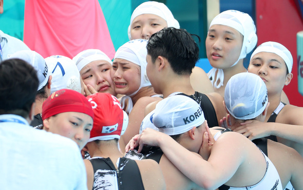 눈물 나는 첫 골16일 광주 광산구 남부대학교 수구경기장에서 열린 2019 광주세계수영선수권대회 수구 여자부 조별리그 B조 2차전 한국과 러시아의 경기가 끝난 뒤 한국 선수들이 눈물을 글썽이며 서로 격려하고 있다. 한국팀은 이날 대한민국 여자수구 사상 첫 골을 기록했다. 광주/연합뉴스 눈물 나는 첫 골16일 광주 광산구 남부대학교 수구경기장에서 열린 2019 광주세계수영선수권대회 수구 여자부 조별리그 B조 2차전 한국과 러시아의 경기가 끝난 뒤 한국 선수들이 눈물을 글썽이며 서로 격려하고 있다. 한국팀은 이날 대한민국 여자수구 사상 첫 골을 기록했다. 광주/연합뉴스