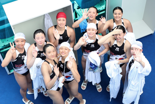 우리 도전은 이제 시작이에요16일 광주 광산구 남부대학교 수구경기장에서 열린 2019 광주세계수영선수권대회 수구 여자부 조별리그 B조 2차전 한국과 러시아의 경기가 끝난 뒤 한국 선수들이 취재진을 향해 인사하고 있다. 광주/연합뉴스 우리 도전은 이제 시작이에요16일 광주 광산구 남부대학교 수구경기장에서 열린 2019 광주세계수영선수권대회 수구 여자부 조별리그 B조 2차전 한국과 러시아의 경기가 끝난 뒤 한국 선수들이 취재진을 향해 인사하고 있다. 광주/연합뉴스